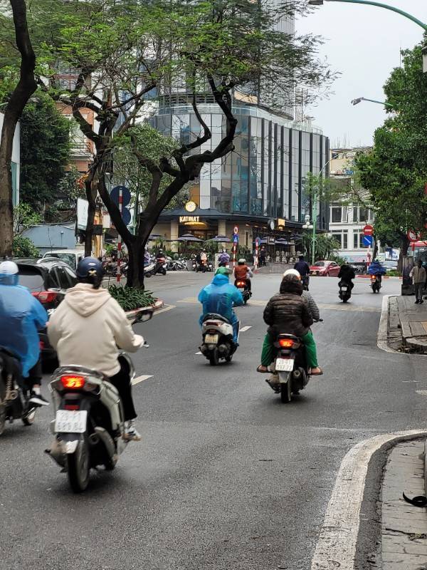 Cho thuê mặt bằng KD 360m2 tòa nhà KS(t17) mặt phố Thanh Niên, Ba Đình