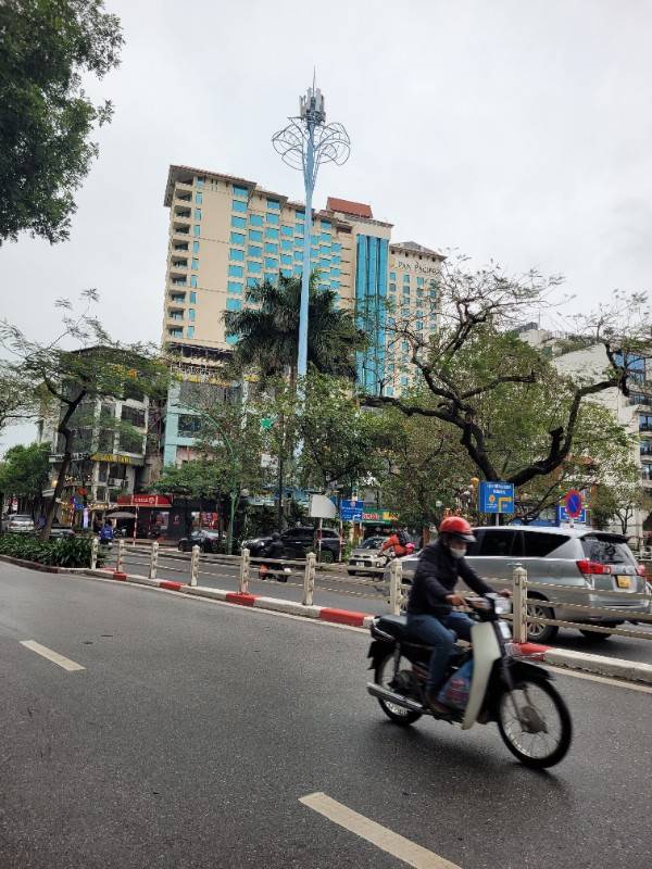 Cho thuê mặt bằng KD 360m2 tòa nhà KS(t17) mặt phố Thanh Niên, Ba Đình