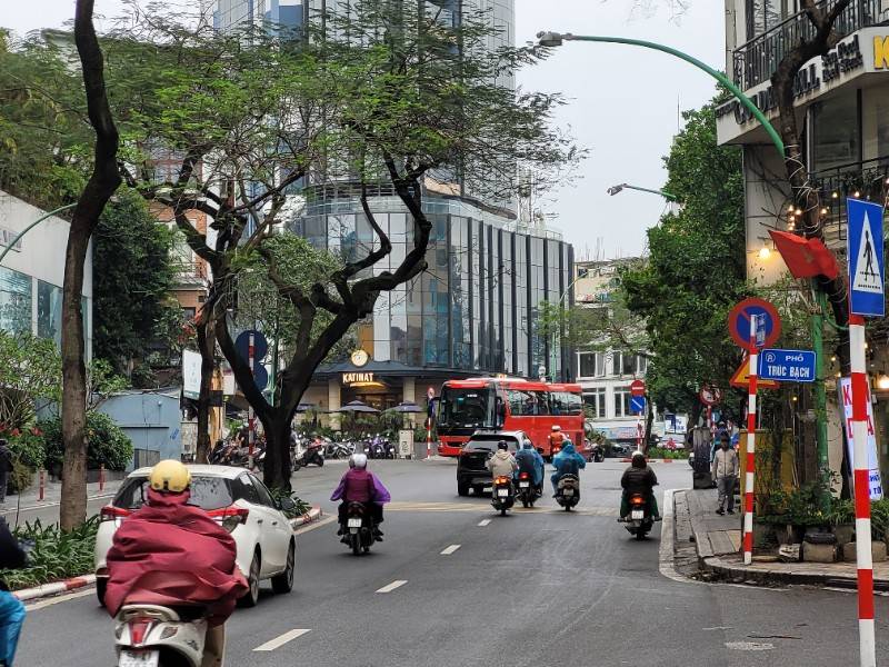 Cho thuê mặt bằng KD 360m2 tòa nhà KS(t17) mặt phố Thanh Niên, Ba Đình