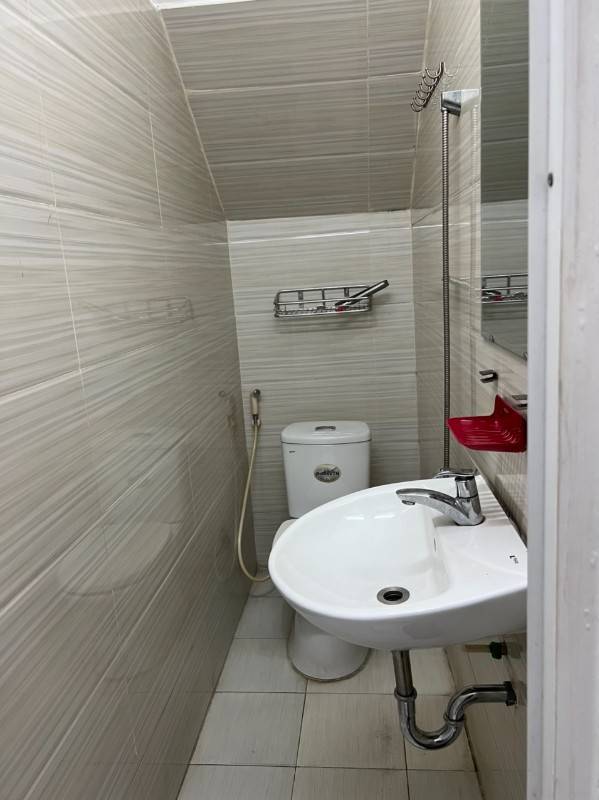 Cho thuê tầng trệt mặt tiền số 360 đường Trường Sa, Q. Phú Nhuận