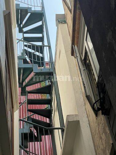 Cho thuê toà building xây mới, sàn 200m2, 6 tầng 2 hầm, hè rộng, MT 10