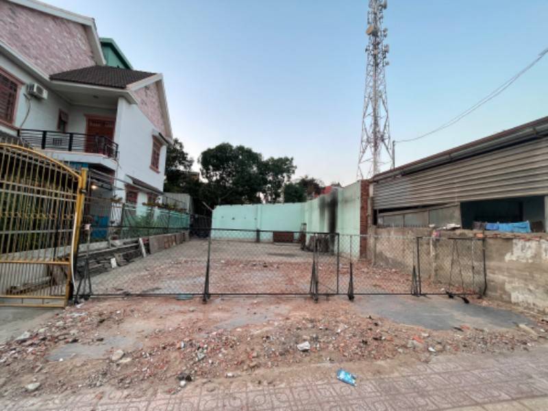 Nhà mặt tiền cho thuê, 9x17m, ngay trung tâm thị trấn