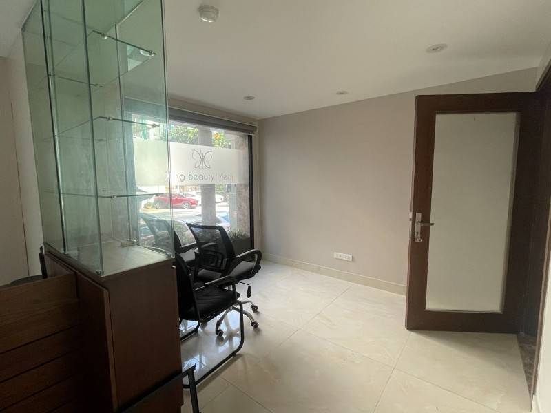 Mặt hồ Ba Mẫu, Spa, văn phòng, showroom