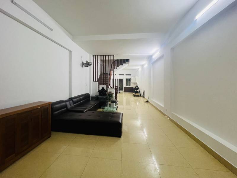 Sáng, xịn, mịn, 120m2, 4 tầng, giá thuê 30 triệu/tháng.