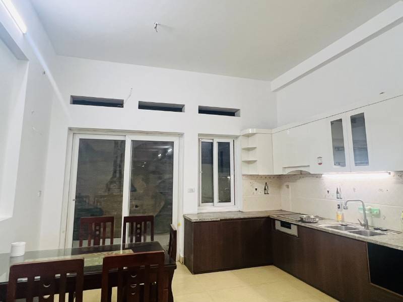 Sáng, xịn, mịn, 120m2, 4 tầng, giá thuê 30 triệu/tháng.