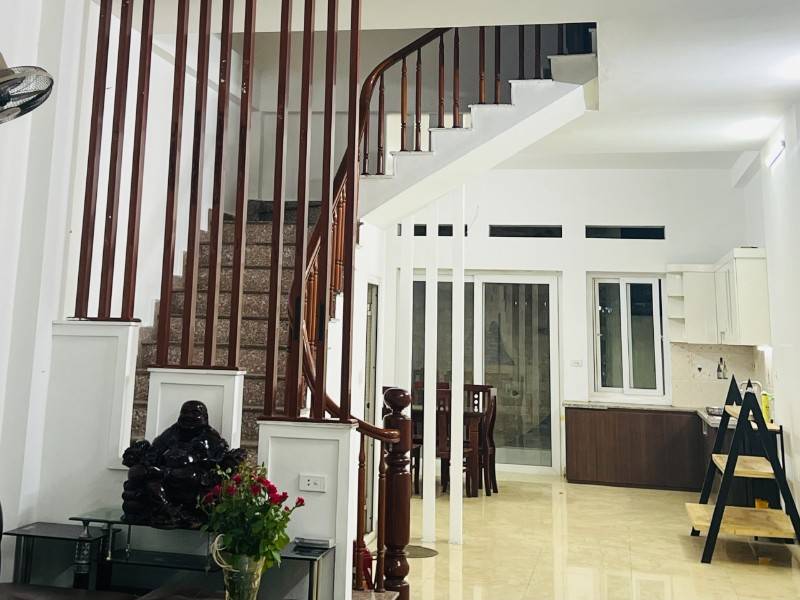 Sáng, xịn, mịn, 120m2, 4 tầng, giá thuê 30 triệu/tháng.