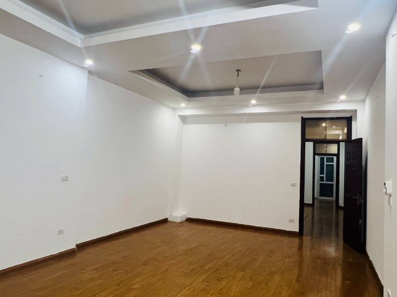 Sáng, xịn, mịn, 120m2, 4 tầng, giá thuê 30 triệu/tháng.