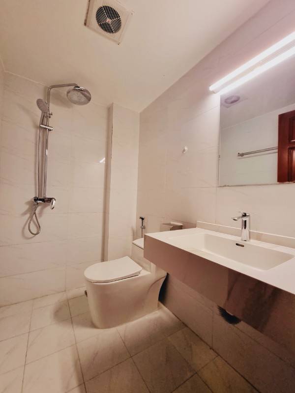 Sáng, xịn, mịn, 120m2, 4 tầng, giá thuê 30 triệu/tháng.