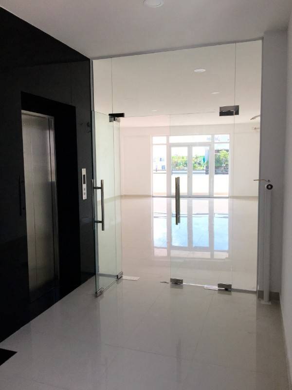 Cho thuê văn phòng giá rẻ 30%,chính chủ, mặt tiền Phạm Văn Bạch, 134m2
