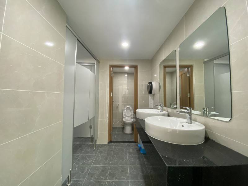 Văn phòng mới hoàn toàn+ đầy đủ tiện nghi+ bãi xe rộng rãi khu vực đô